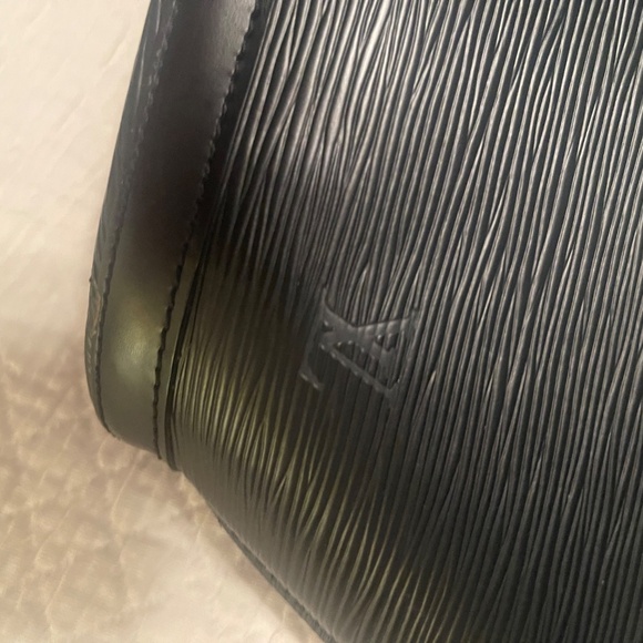 LOUIS VUITTON EPI BAG - Picture 7 of 9